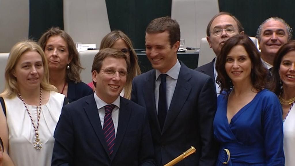 Martínez-Almeida junto a Casado en su toma de posesión