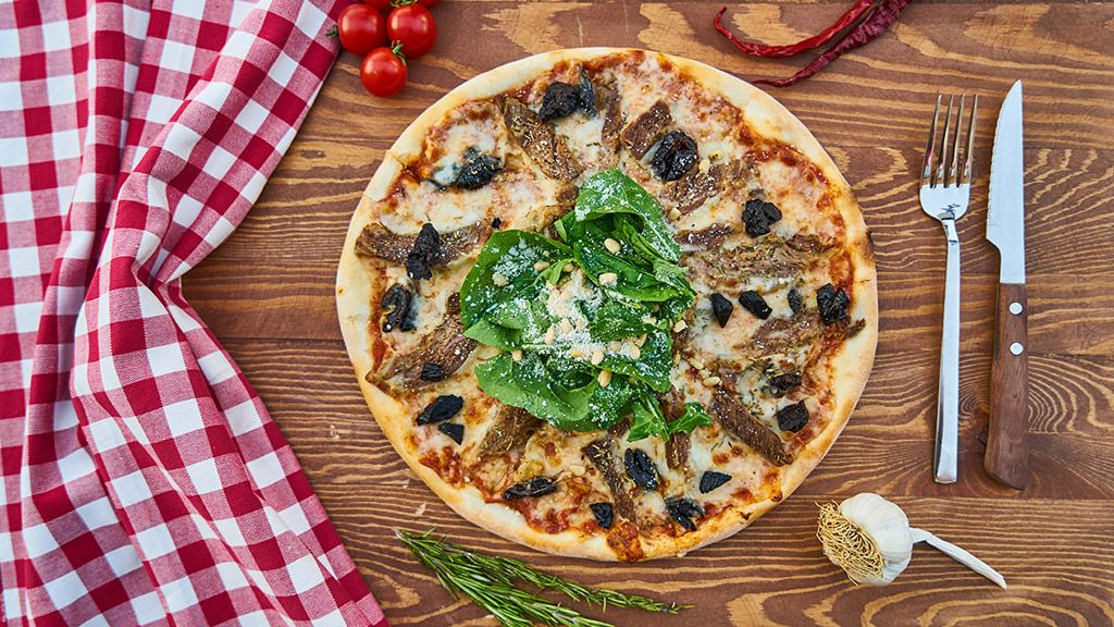 Pizza de atún con aceitunas