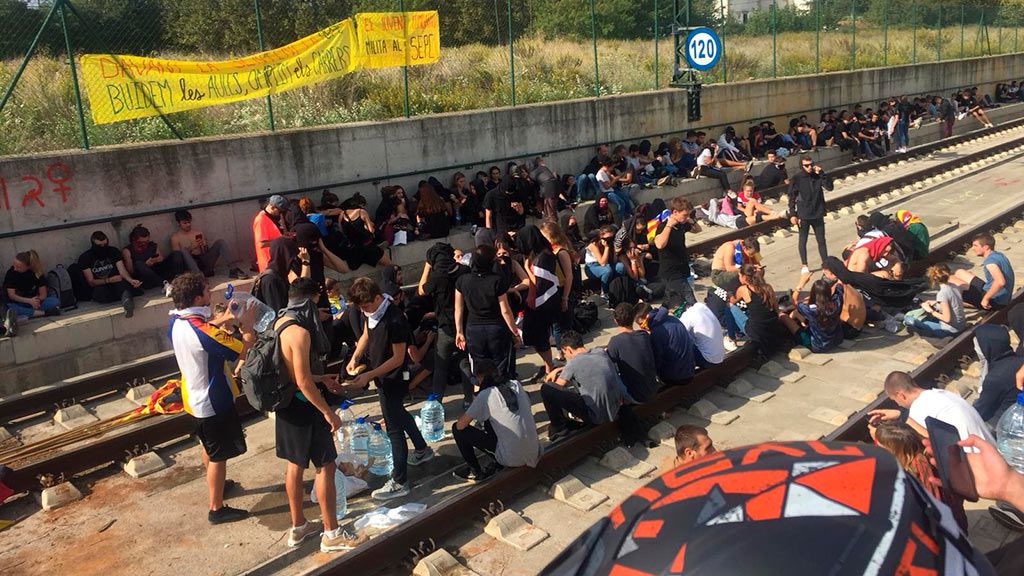 Los independentistas cortan la vía del tren