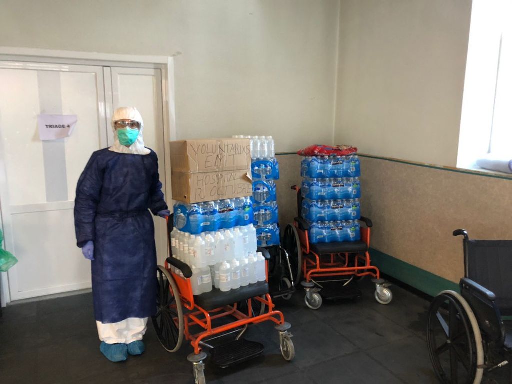 Personal del hospital 12 de octubre recibiendo los packs básicos de EMT Voluntarios