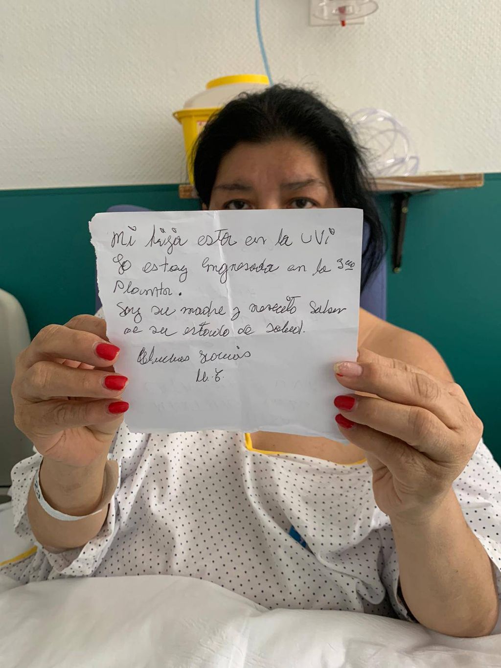 María con la nota en la que pidió ayuda para encontrar a su hija