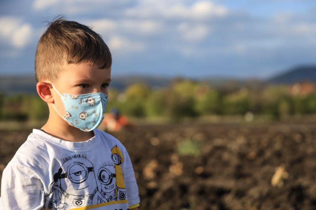 Niño con mascarilla