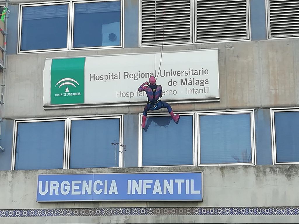 Spiderman se descuelga por la fachada