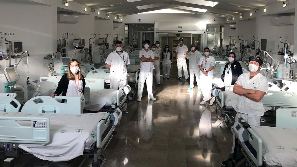 Sanitarios preparados en la capilla, ahora UCI