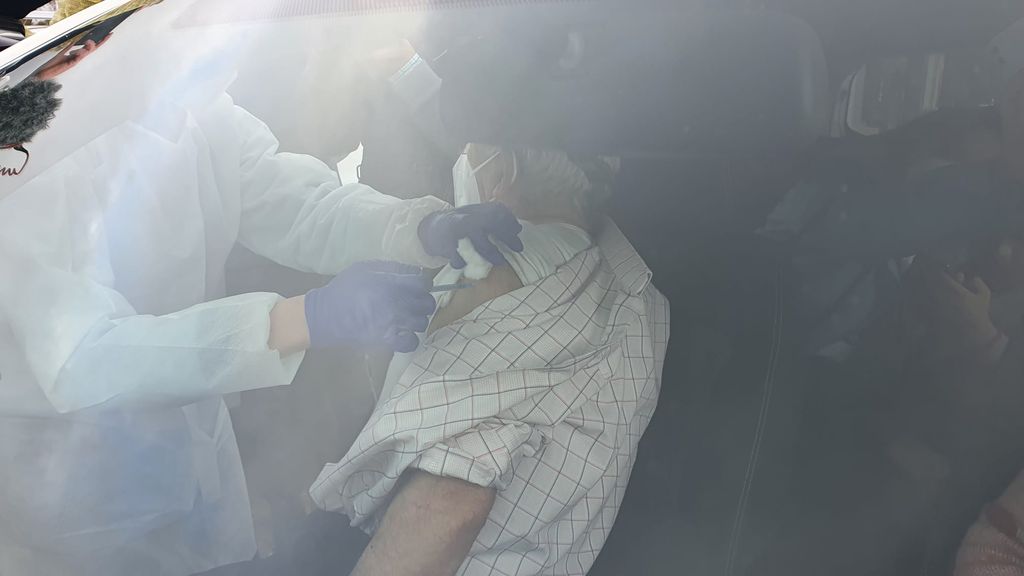 Vecino de Ronda recibiendo la vacuna