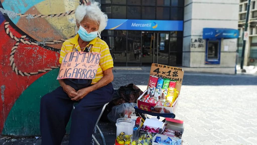 Anciana comerciante informal en sabana grande Venezuela