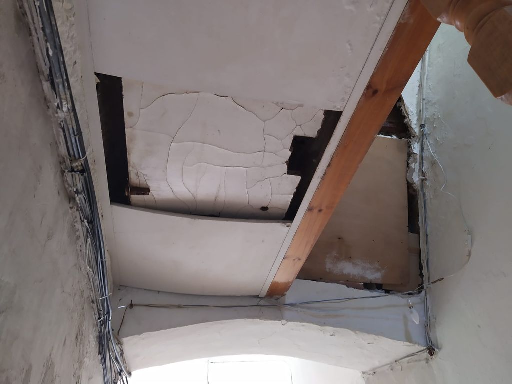 Techo destrozado de uno de los pisos