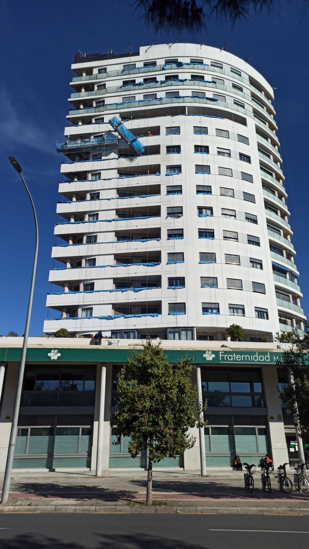Vagoneta suspendida en el aire