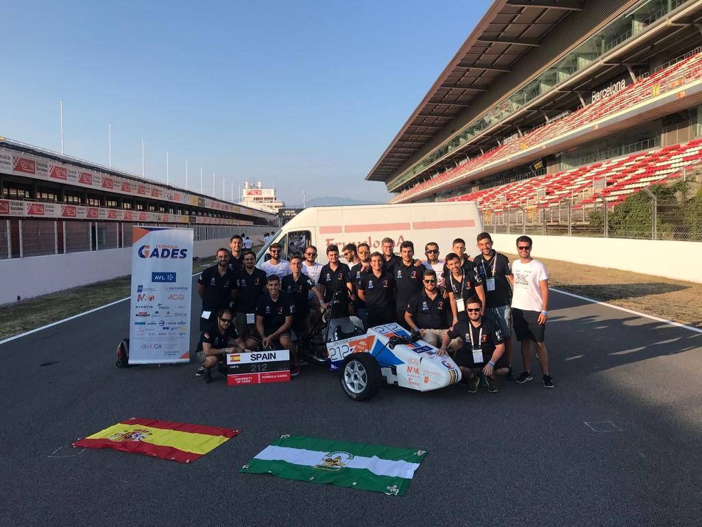 El equipo con la furgoneta en la que trasladaron el monoplaza.