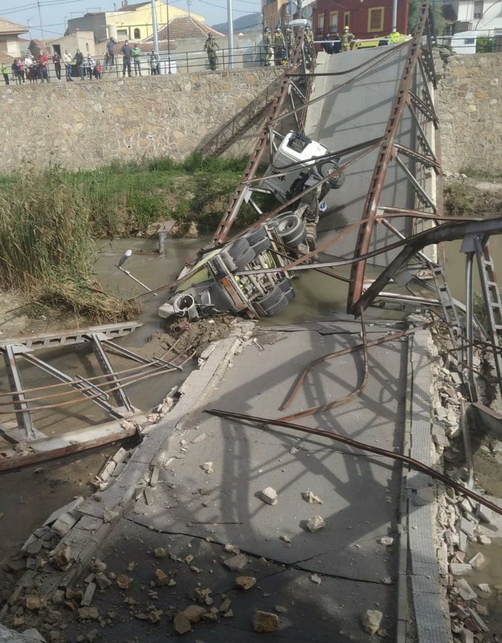 El puente tras partirse en dos