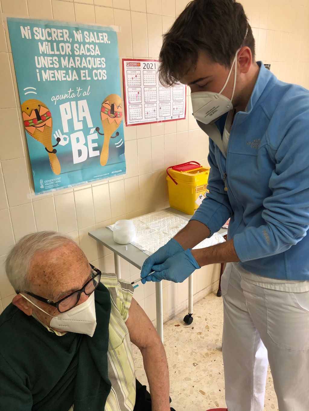 Julián vacunando a su abuelo