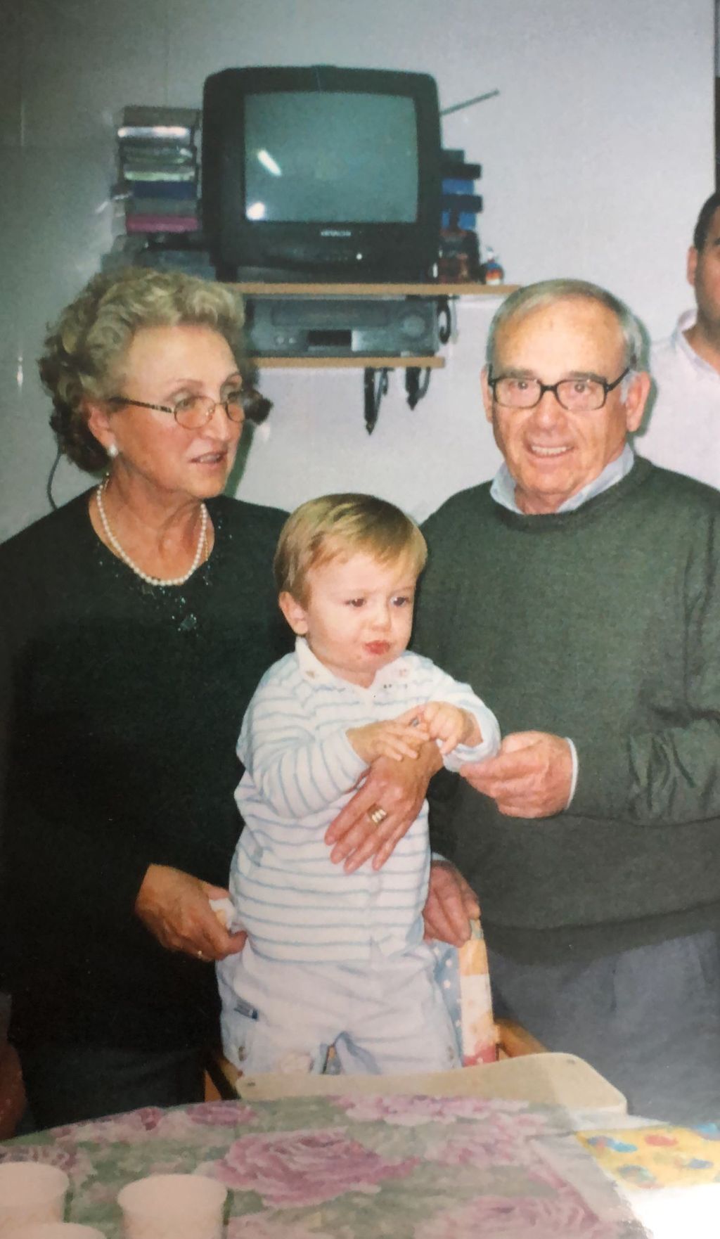 Julián de pequeño con sus abuelos
