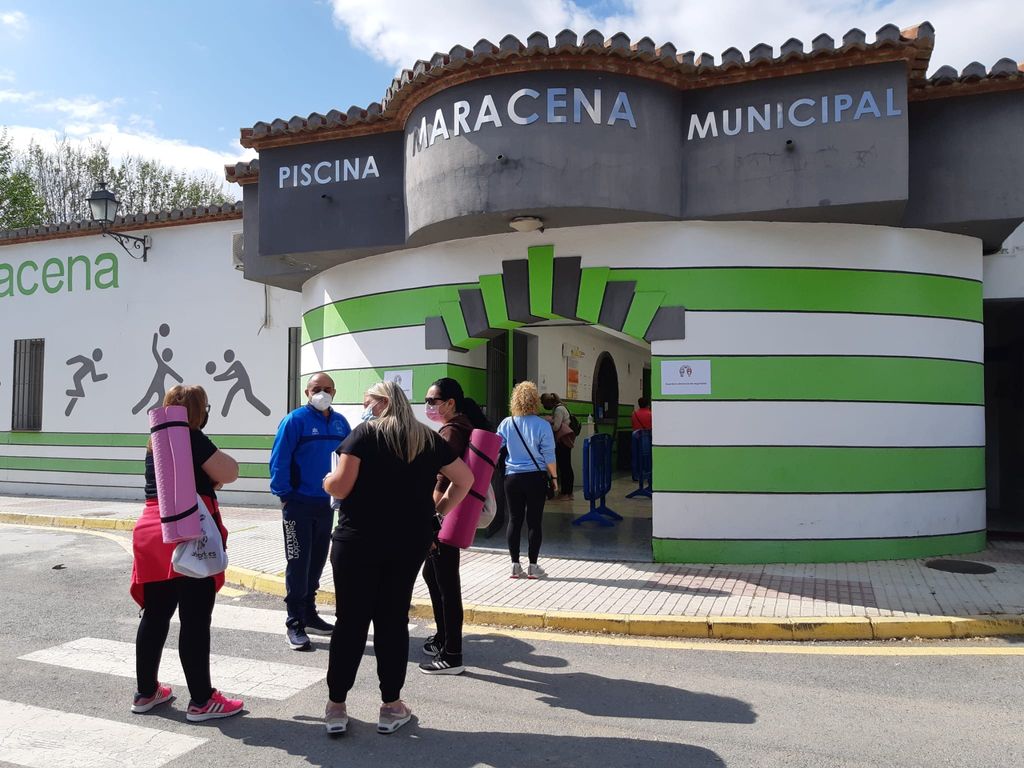 Vecinos a la espera de realizar los test en las instalaciones municipales.