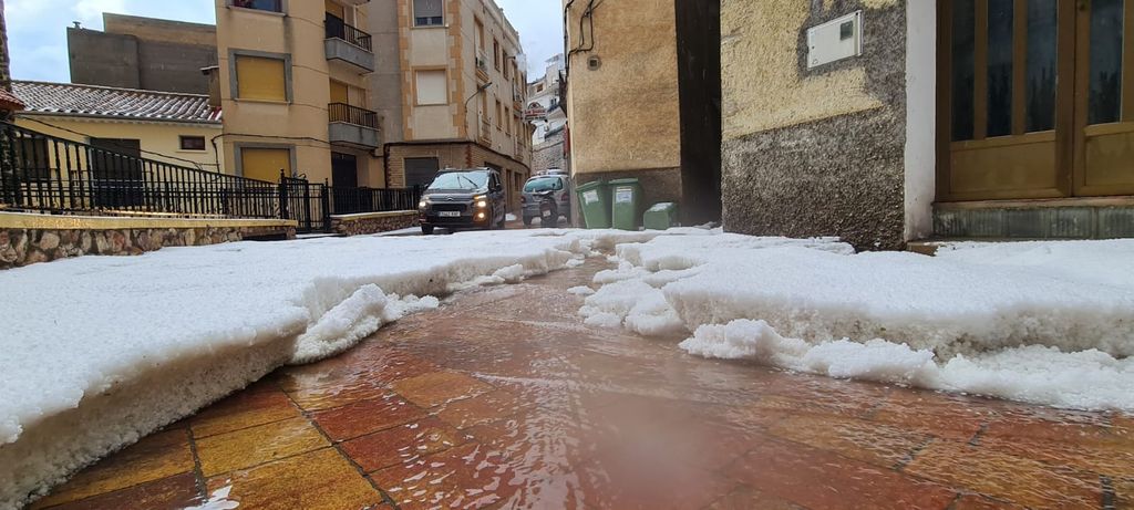 La localidad de Ayna cubierta por una gruesa capa de granizo
