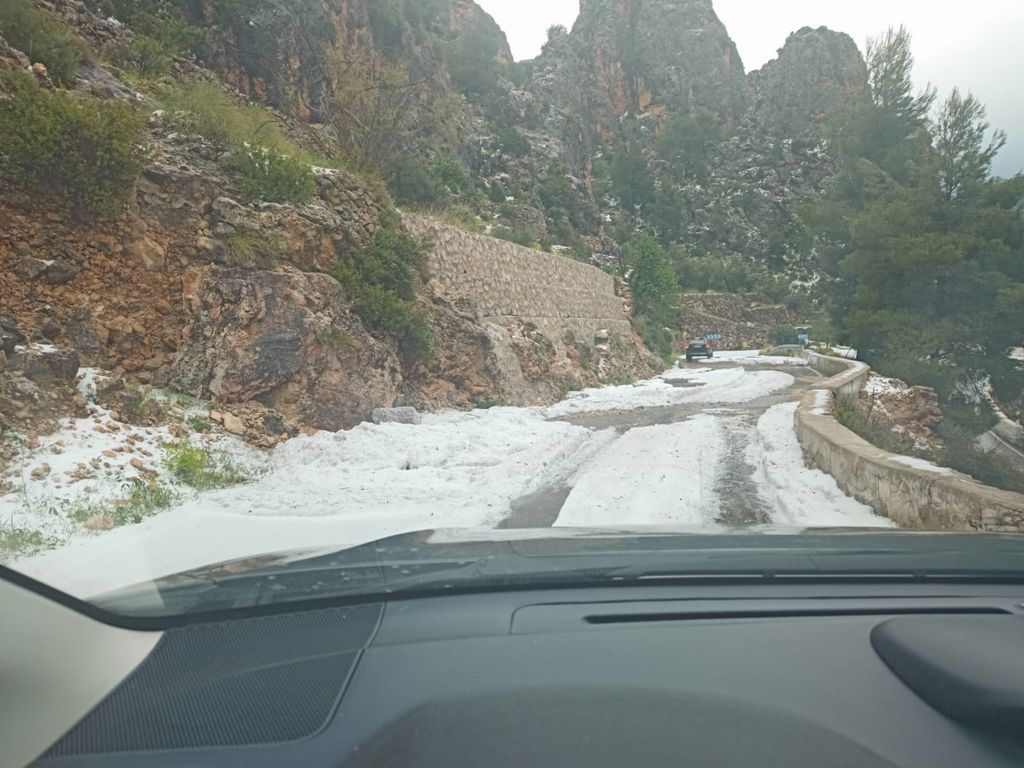 Acceso norte a Ayna lleno de granizo.