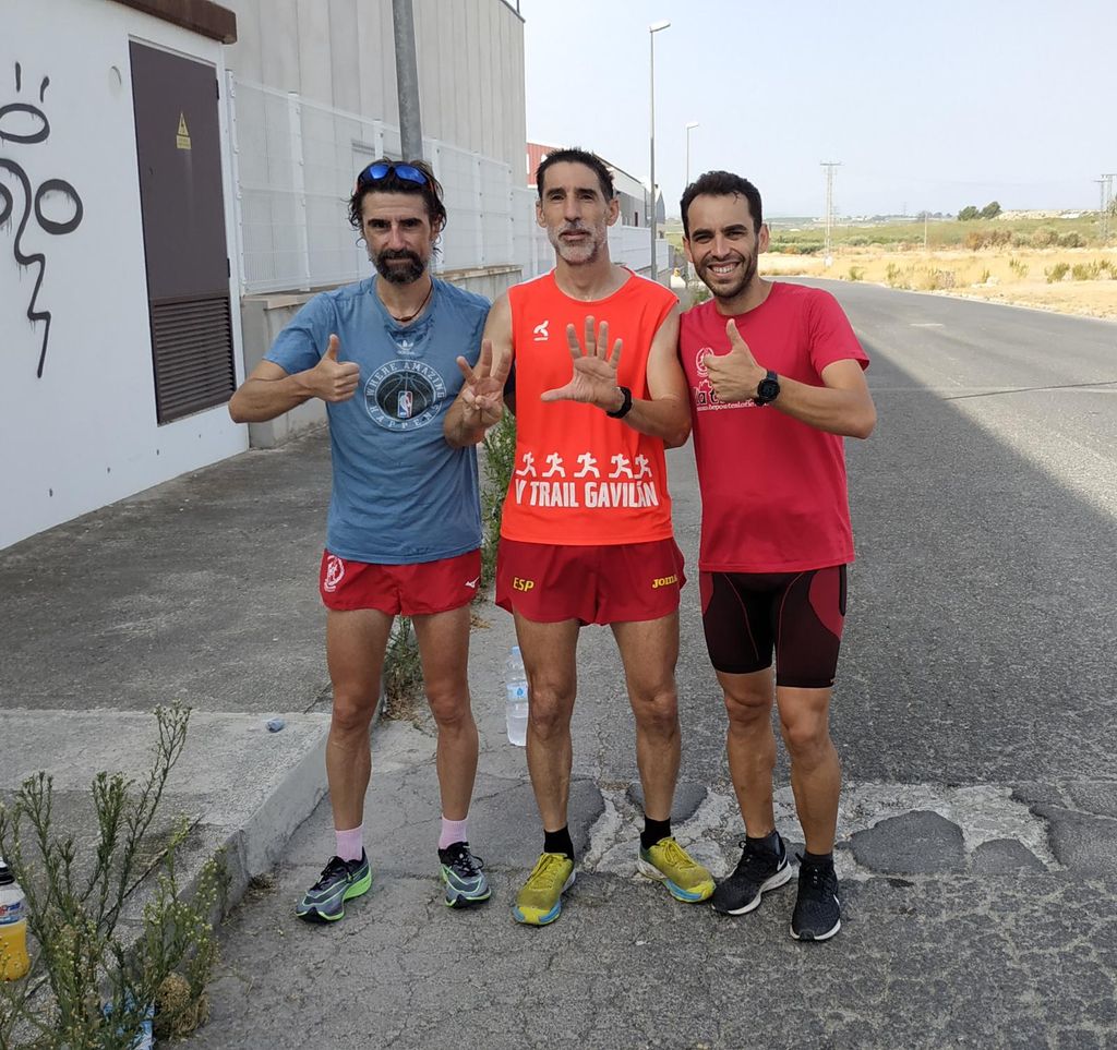 Los amigos de Serna apoyándolo en uno de los maratones