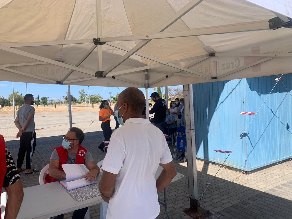 Residente del asentamiento de Lepe esperando para vacunarse.