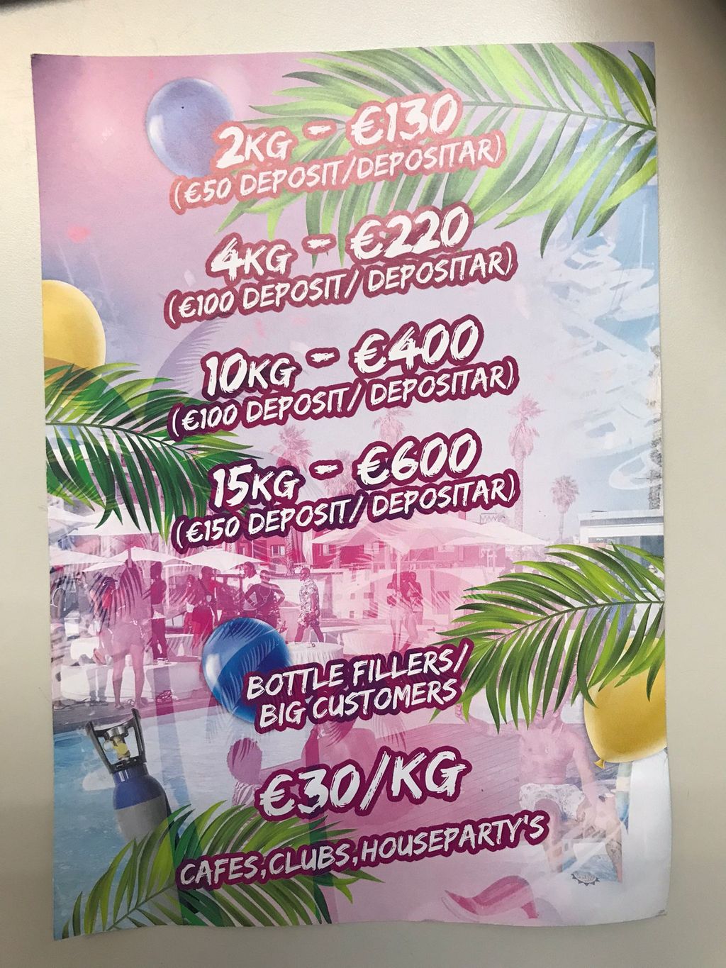Los carteles intervenidos por la policía en los que anuncian los precios de las botellas del gas