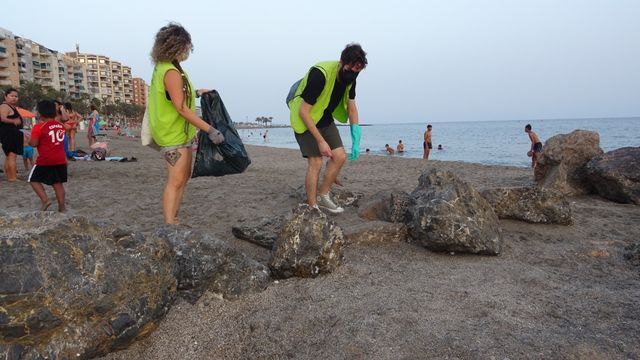 Ecologistas entregan al ayuntamiento de Almería 40 kilos de basura de