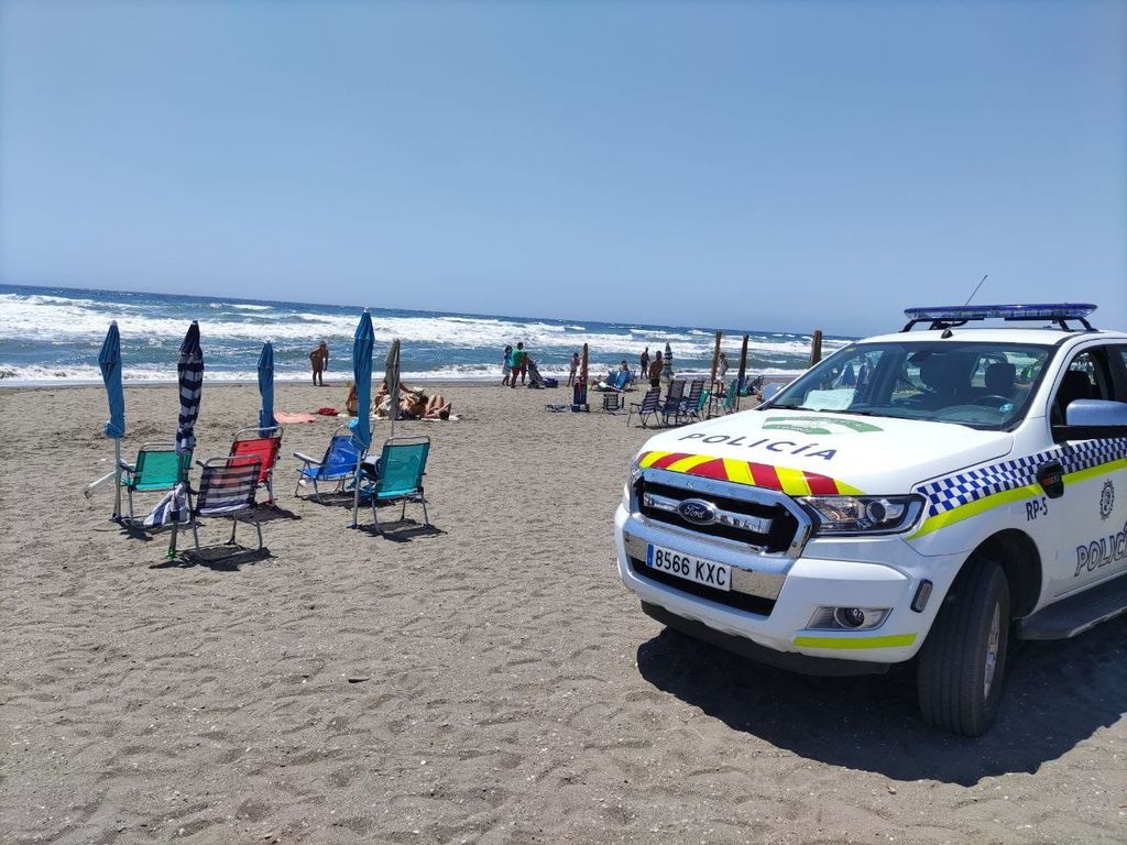 Usuarios dejan sillas y sombrillas para reservar sitio en la playa de Torrox