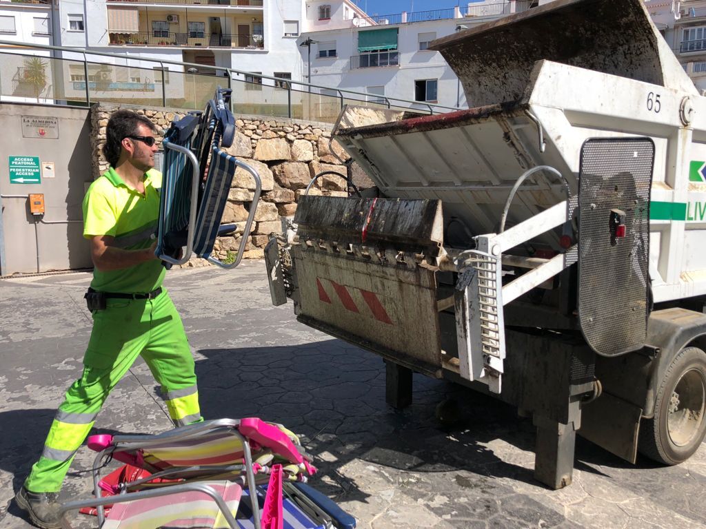 Operarios del ayuntamiento sacan del depósito los enseres para destruirlos.