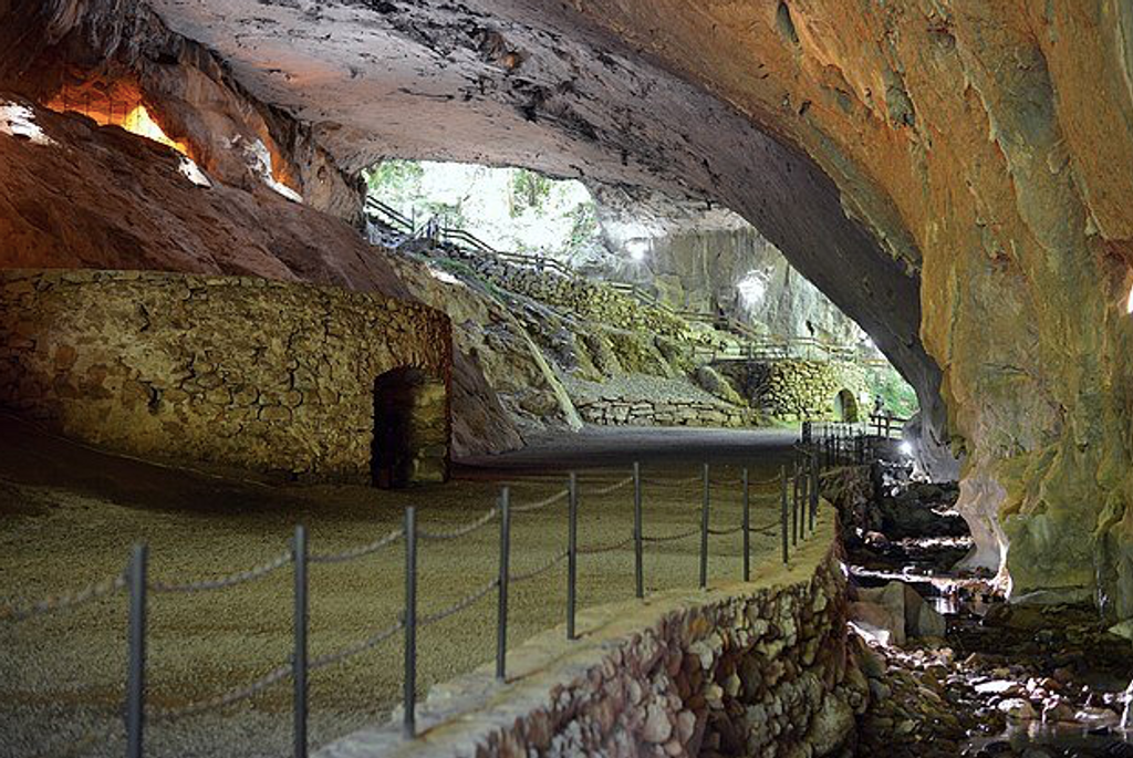 ZUGARRAMURDI-CUEVAS