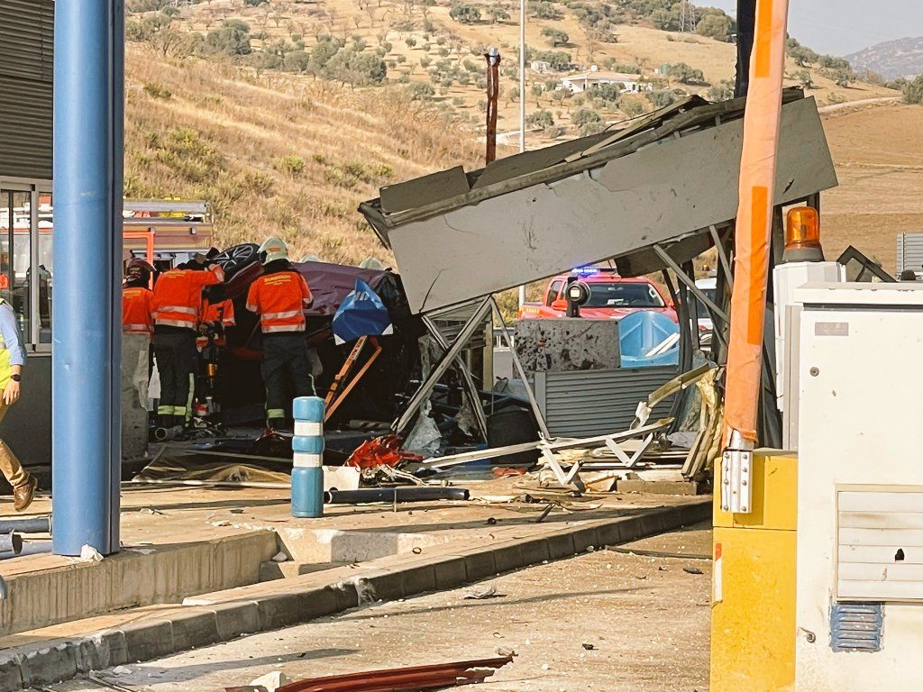 EL COCHE EMPOTRADO EN LA CABINA DEL COBRO DEL PEAJE.