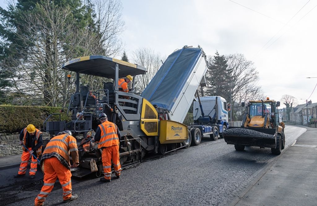 ASFALTANDO CON BITUMEN PLASTICO EN iNGLATERRA