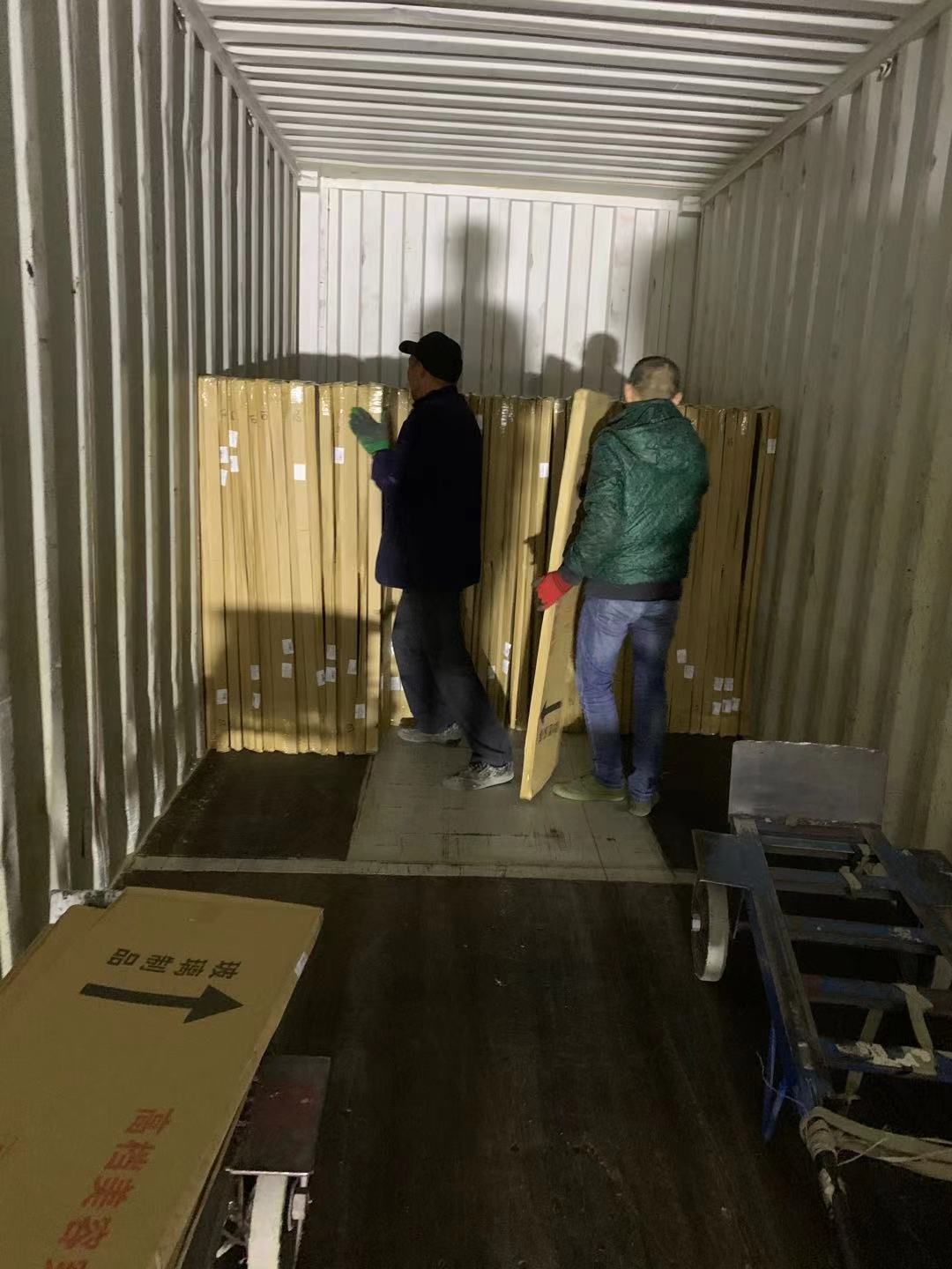 CARGANDO UNO DE LOS CONTENEDORES EN CHINA.