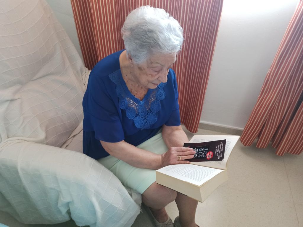 CARMEN LEYENDO UN LIBRO EN LA RESIDENCIA EN SEVILLA.