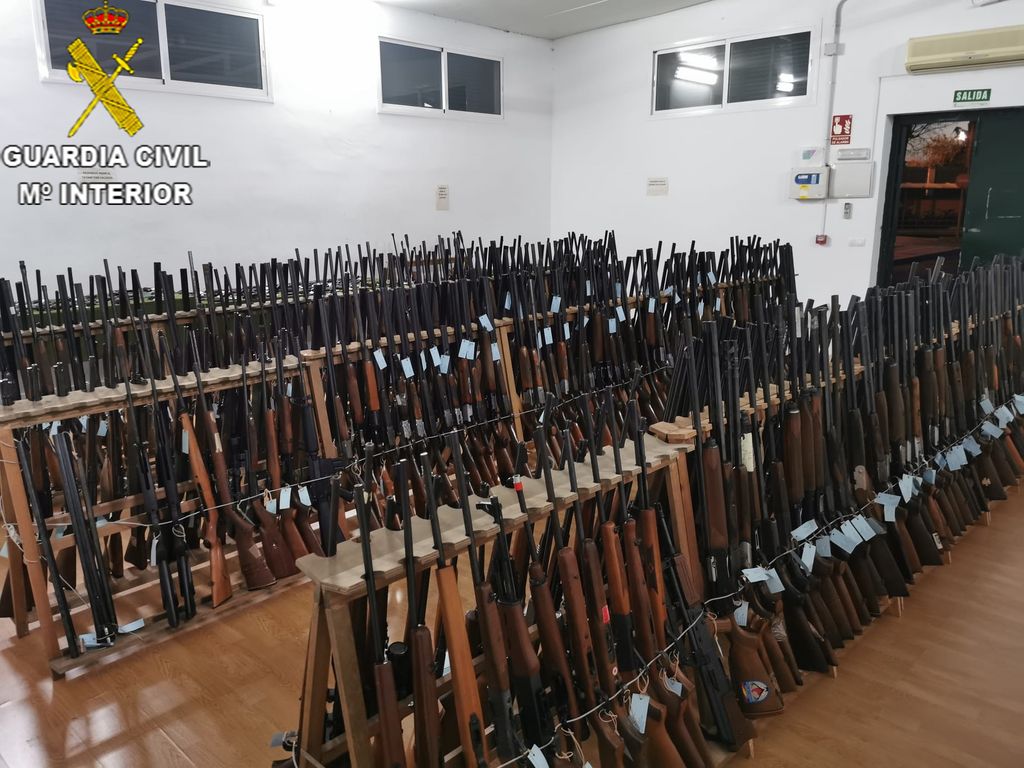 ALGUNAS DE LAS ARMAS EXPUESTAS EN LA COMANDANCIA DE LA GUARDIA CIVIL DE CáDIZ.