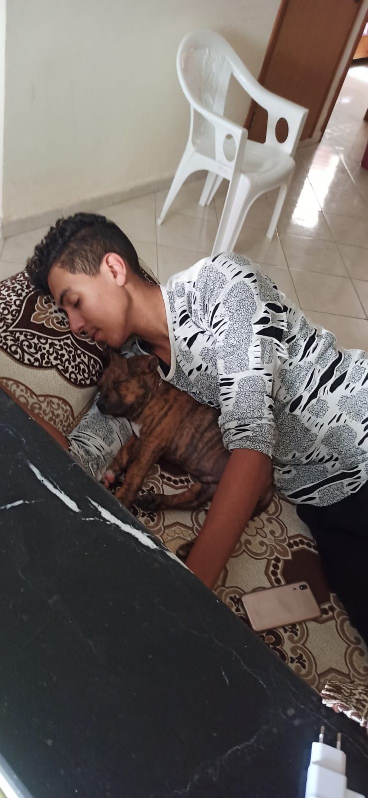 YASSIN CON SU PERRO 'ÓSCAR' ANTES DE PARTIR A ESPAñA.