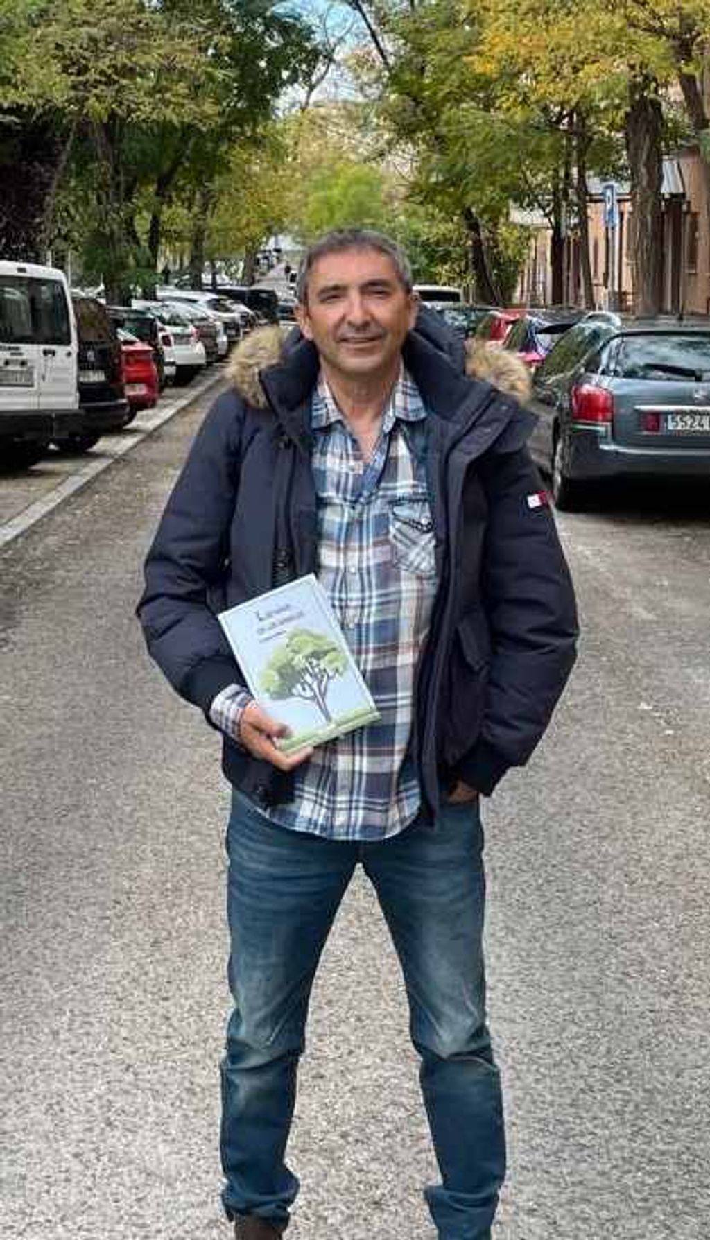 ENRIQUE OBRERO POSA CON UN EJEMPLAR DE SU NOVELA EN LA COLONIA MOSCARDó DE MADRID