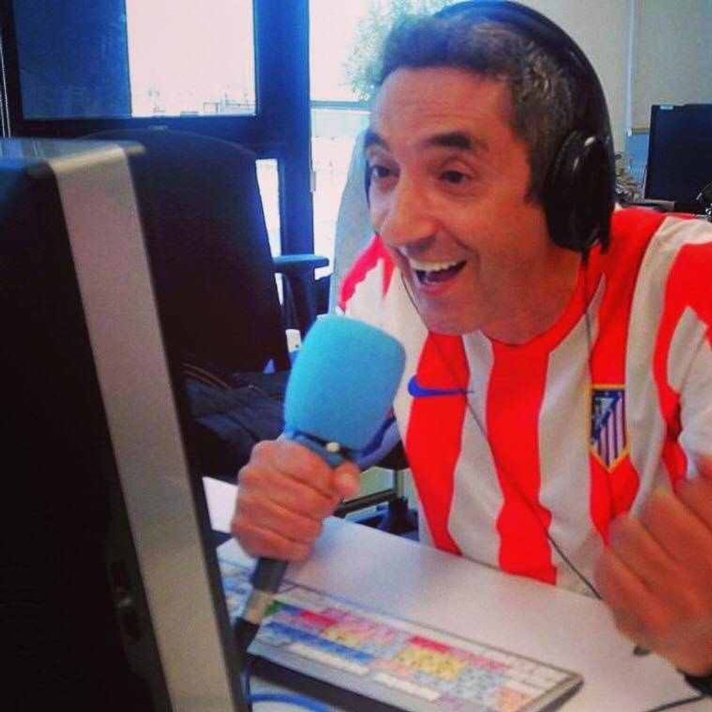 ENRIQUE OBRERO, LOCUTANDO UN VíDEO PERTRECHADO CON LA CAMISETA DE SU ATLETI