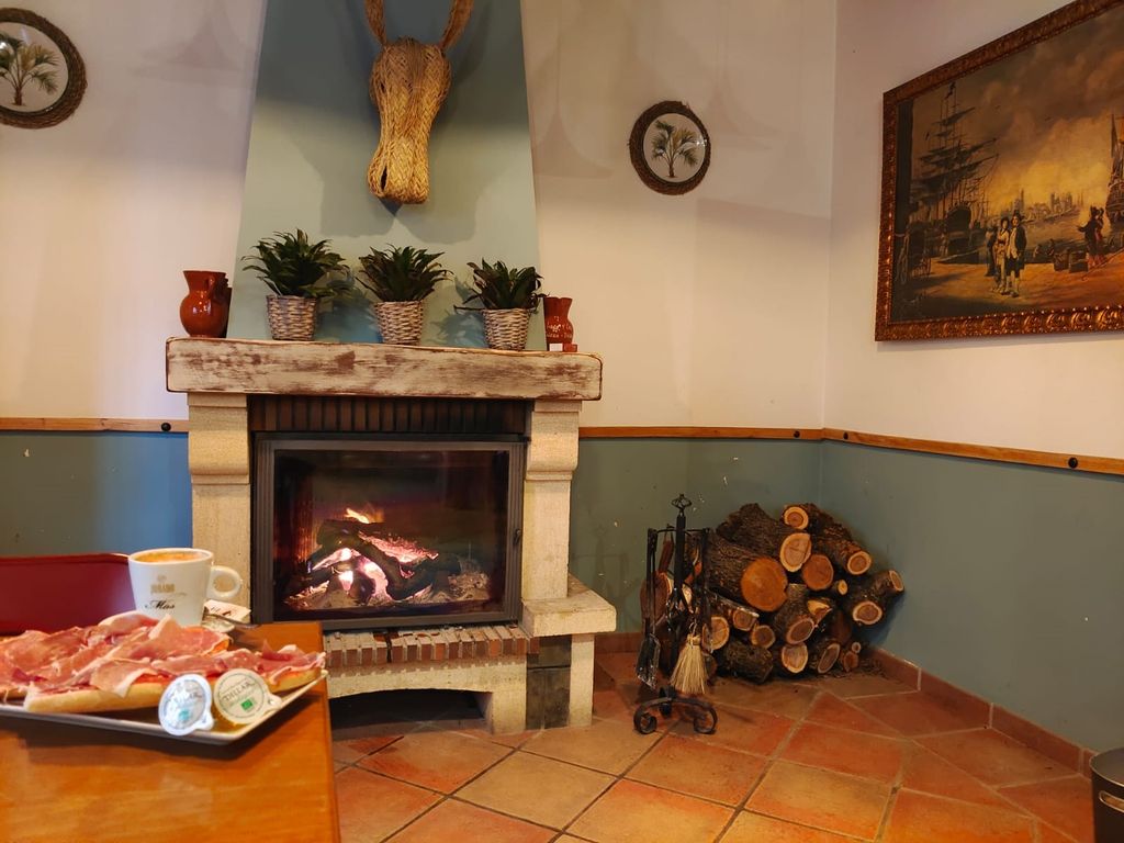 DESAYUNO Y CHIMENEA EN EL BAR CASA PILATOS DE DíLAR.