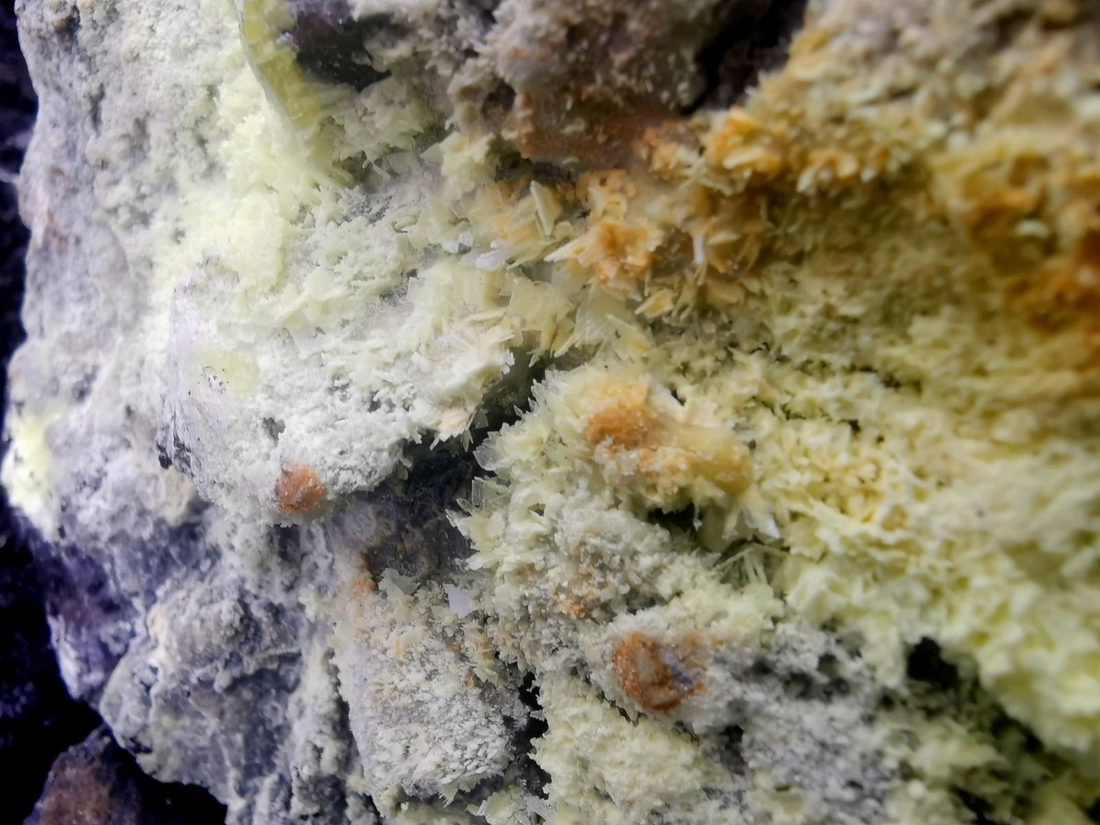 CRISTALES DE AZUFRE DENTRO DEL CONO DEL VOLCáN