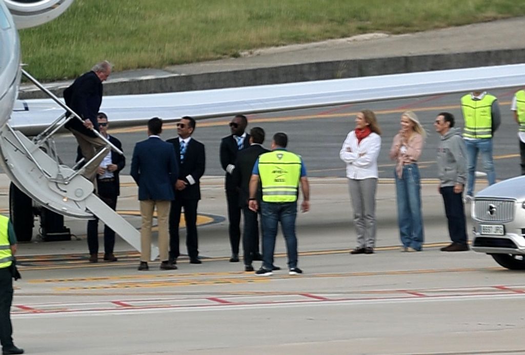 EUROPAPRESS_4460560_REY_JUAN_CARLOS_LLEGA_AEROPUERTO_VIGO_JET_PRIVADO_DONDE_LE_ESPERA_HIJA