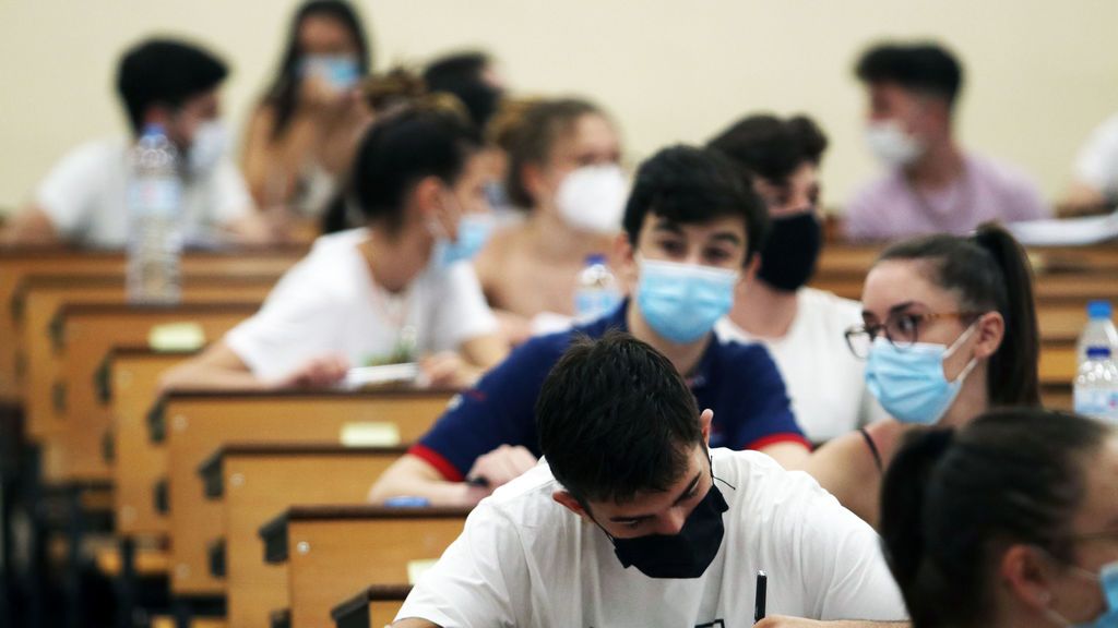EuropaPress_3224166_estudiantes_agolpan_facultad_medicina_espera_ser_llamados_realizacion