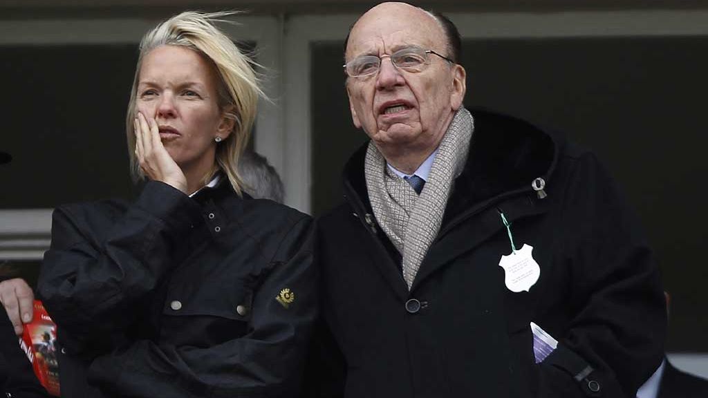 Rupert Murdoch con su hija, Elisabeth, en un festival en Gloucestershire (2010)