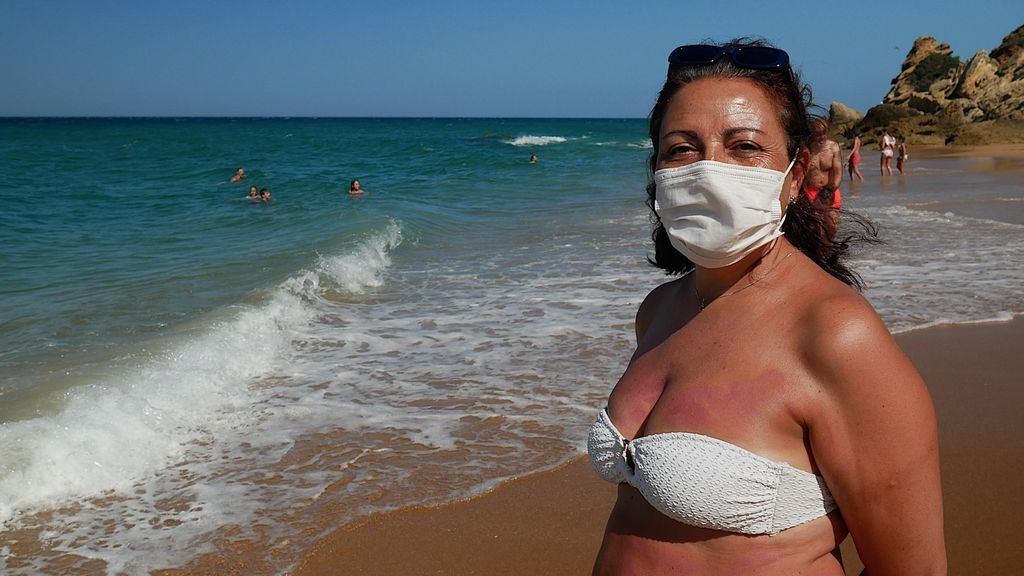 Isabel, sanitaria, pasea con su mascarilla