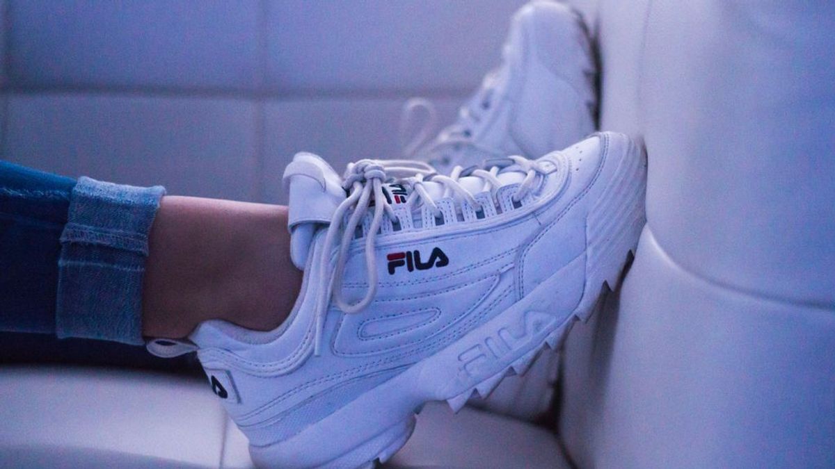 Zapatillas blancas: cómo llevar los modelos de tendencia que han conquistado a las reinas de Instagram