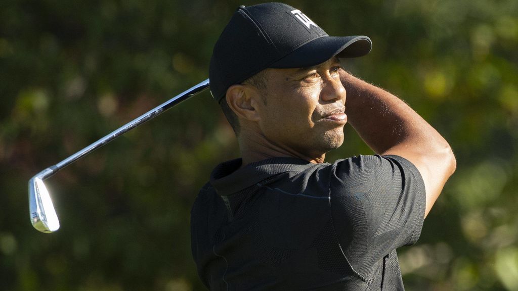 Tiger Woods realizando un golpe durante una partida de golf