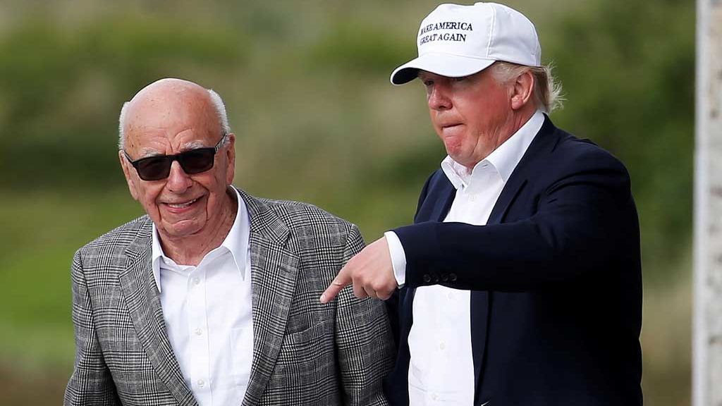 Rupert Murdoch, en un campo de golf con Donald Trump cuando era candidato republicano a la presidencia de EE.UU. (2016)