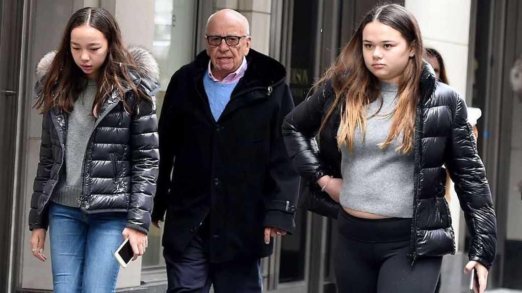 Rupert Murdoch con sus hijas Chloe y Grace, en un paseo por Nueva York (2017)
