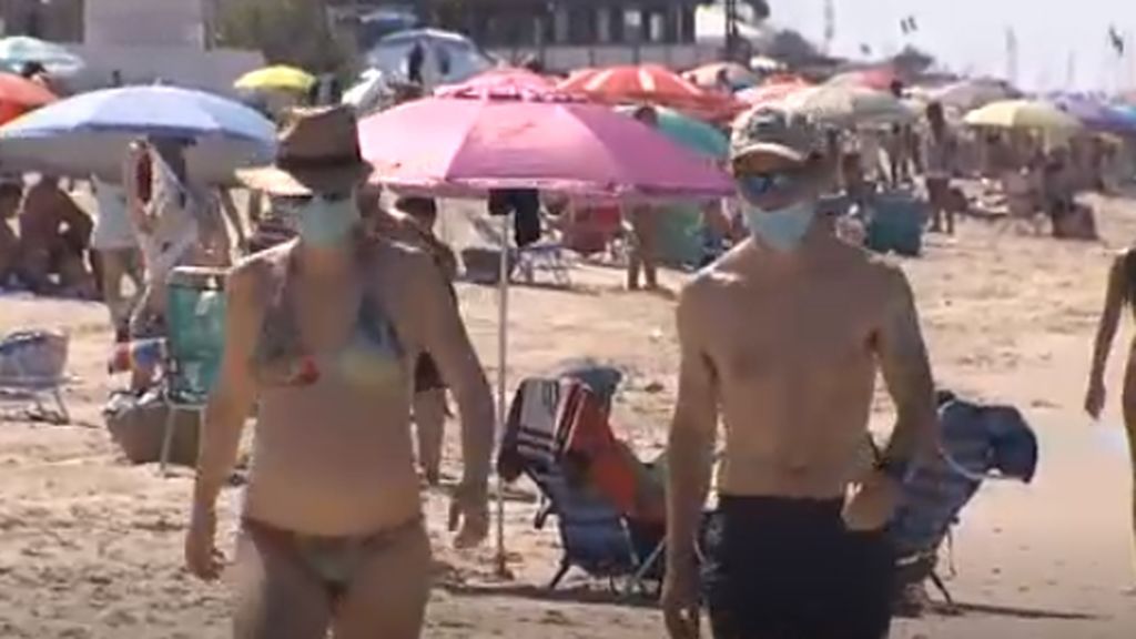 Las playas andaluzas se llenan de mascarillas