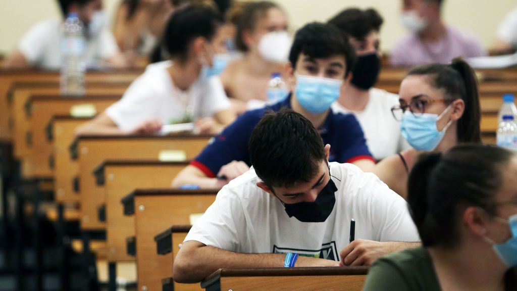 Un grupo de Whatsapp para chivar las preguntas de un examen: la polémica estalla en la Universidad de Granada Un grupo de Whatsapp para chivar las preguntas de un examen: la polémica estalla en la Universidad de Granada