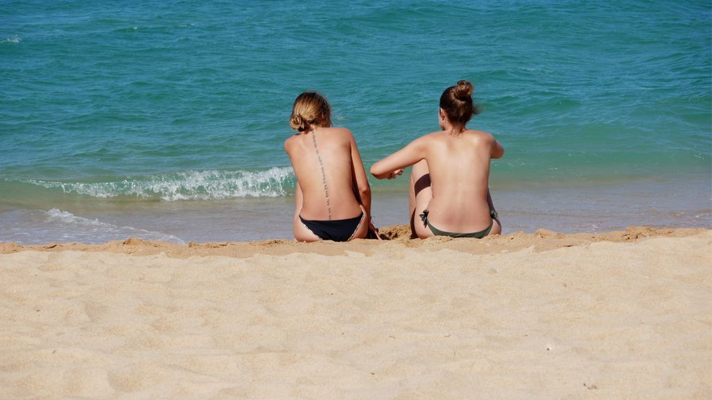 Dos bañistas en la orilla