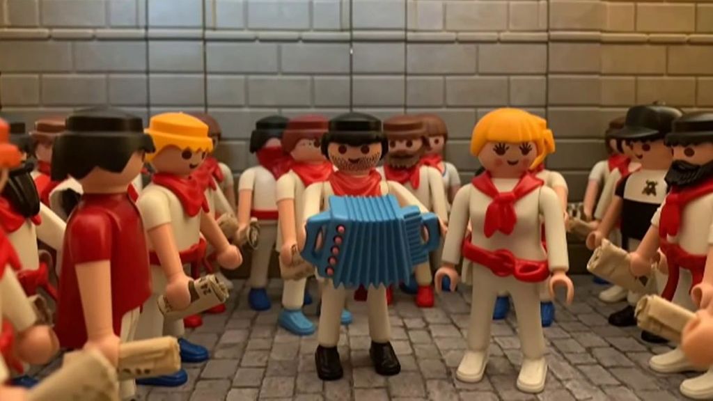 A falta de encierros y fiesta se monta su propio San Fermín con figuritas de playmobil