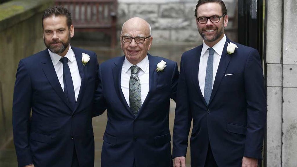 Rupert Murdoch, con sus hijos Lachlan y James, en su boda con Jerry Hall (2016)