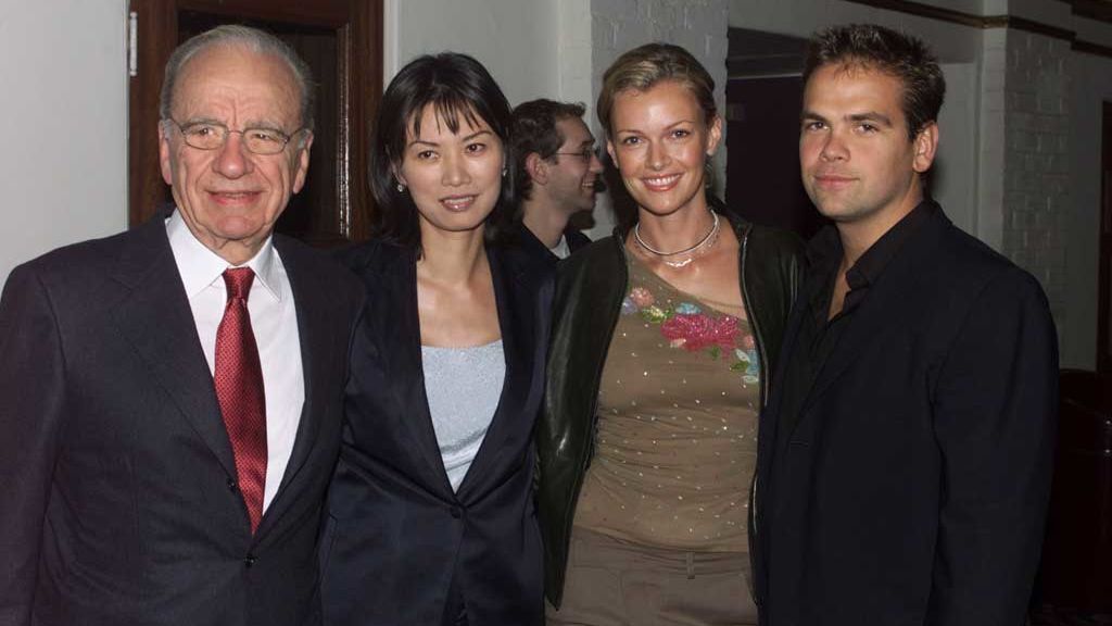 Rupert Murdoch con su tercera mujer, Wendi Deng, su hijo Lachlan y su nuera Sara O'Hare